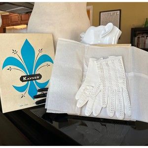 MINT VTG 1960s Dainty White Ivory Cross Stitched Lambskin Leather Gloves Kayser